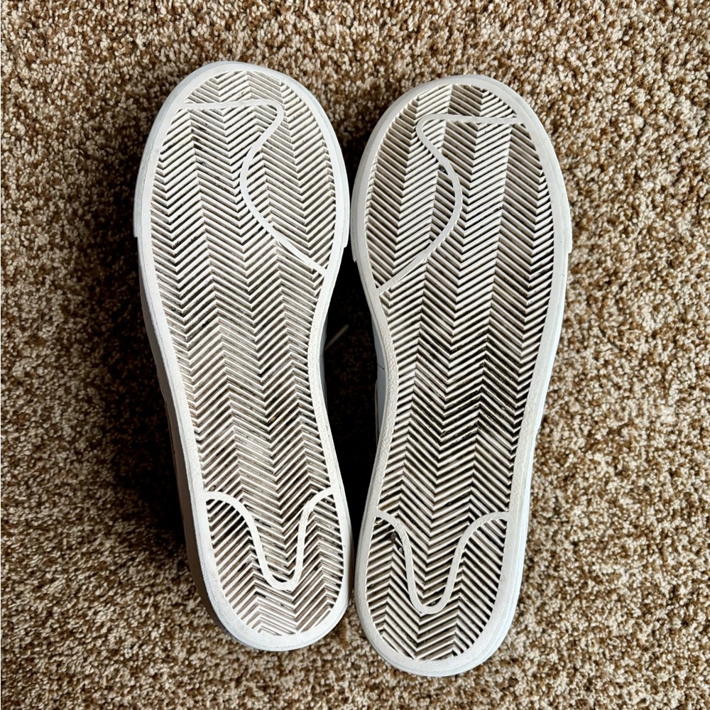 Nike White Low-Top Sneakers - Picture 8 of 8